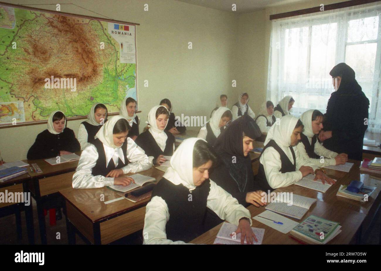 Branesti, Contea di Ilfov, Romania, 1999. Studenti e insegnanti durante le lezioni al Seminario Teologico del Monastero di Pasarea. Foto Stock