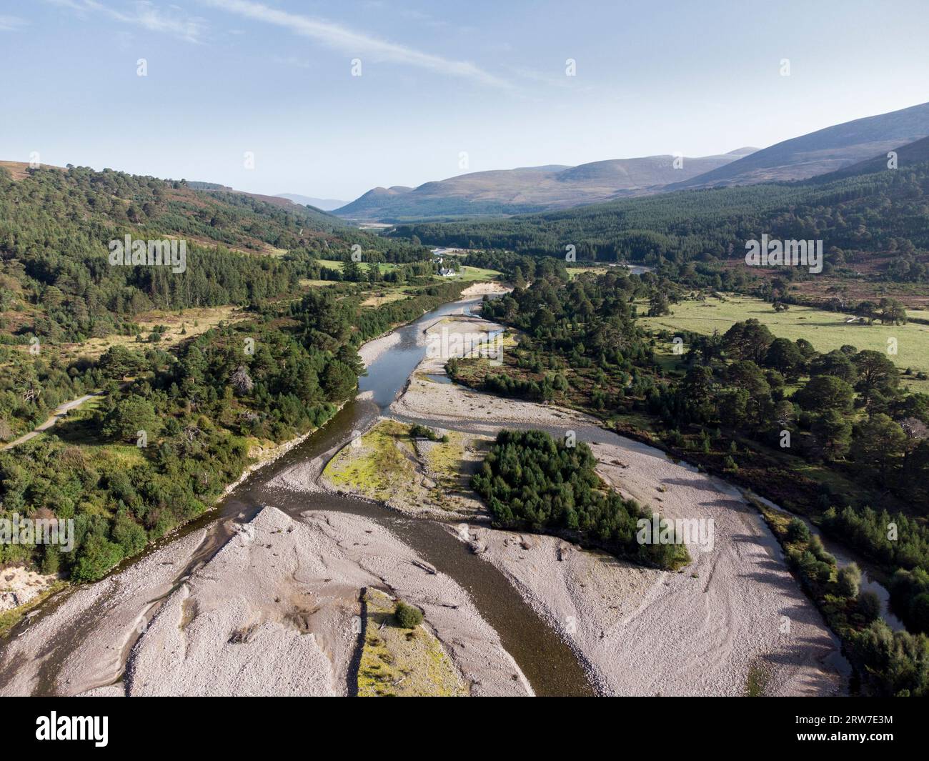 Pianura alluvionale naturale e non manipolata sul fiume Feshie, glenfeshie, parco nazionale di Cairngorm Scozia Regno Unito Foto Stock