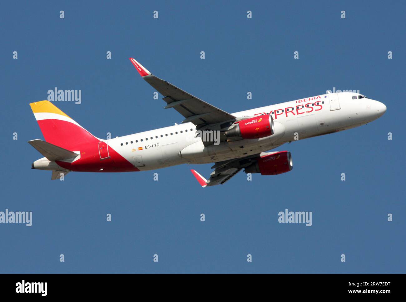 Un Airbus A320 dell'Iberia Express parte dall'aeroporto di Gatwick Foto Stock