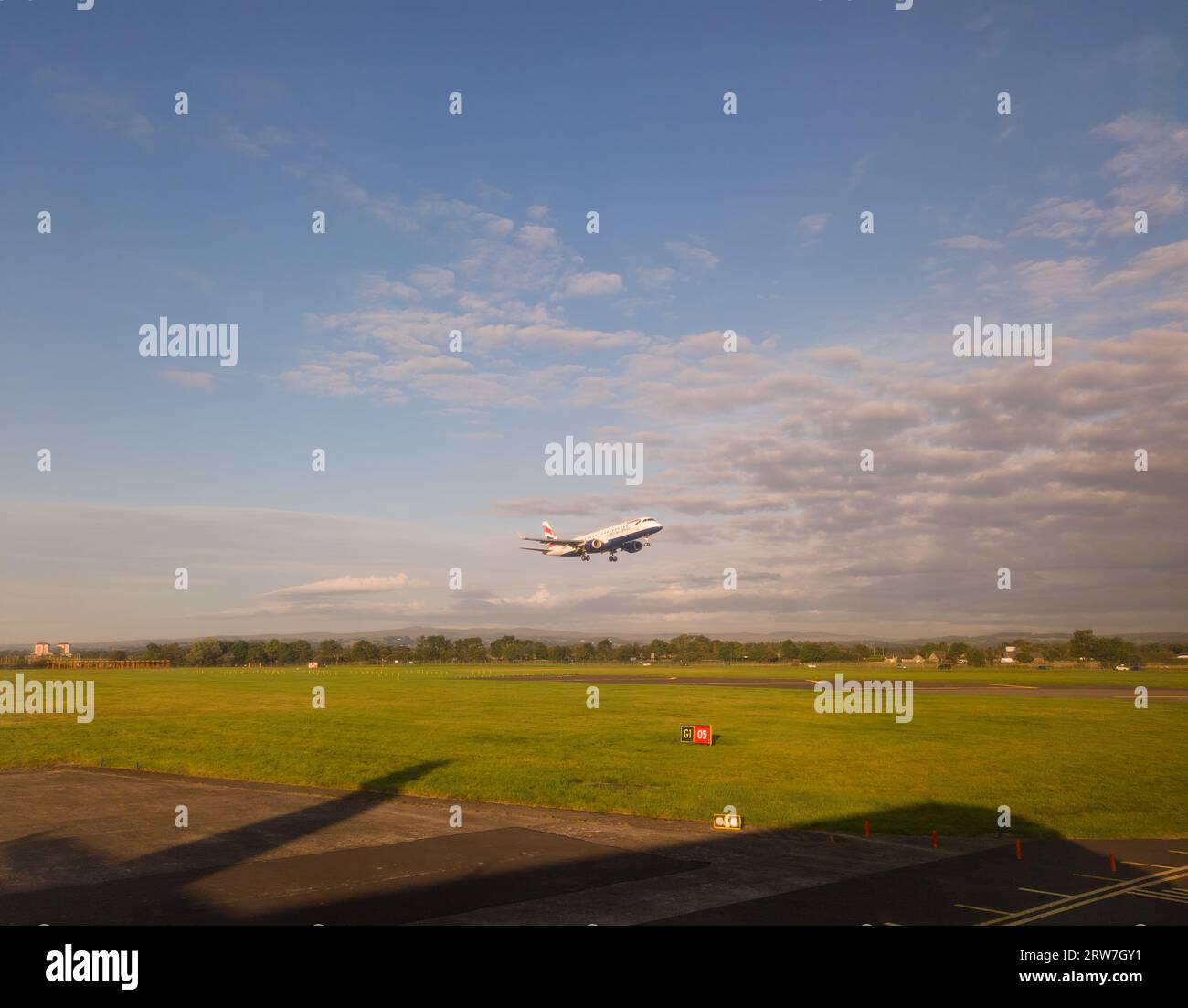 Un aereo della British Airways che atterra all'aeroporto internazionale di Glasgow in Scozia Foto Stock