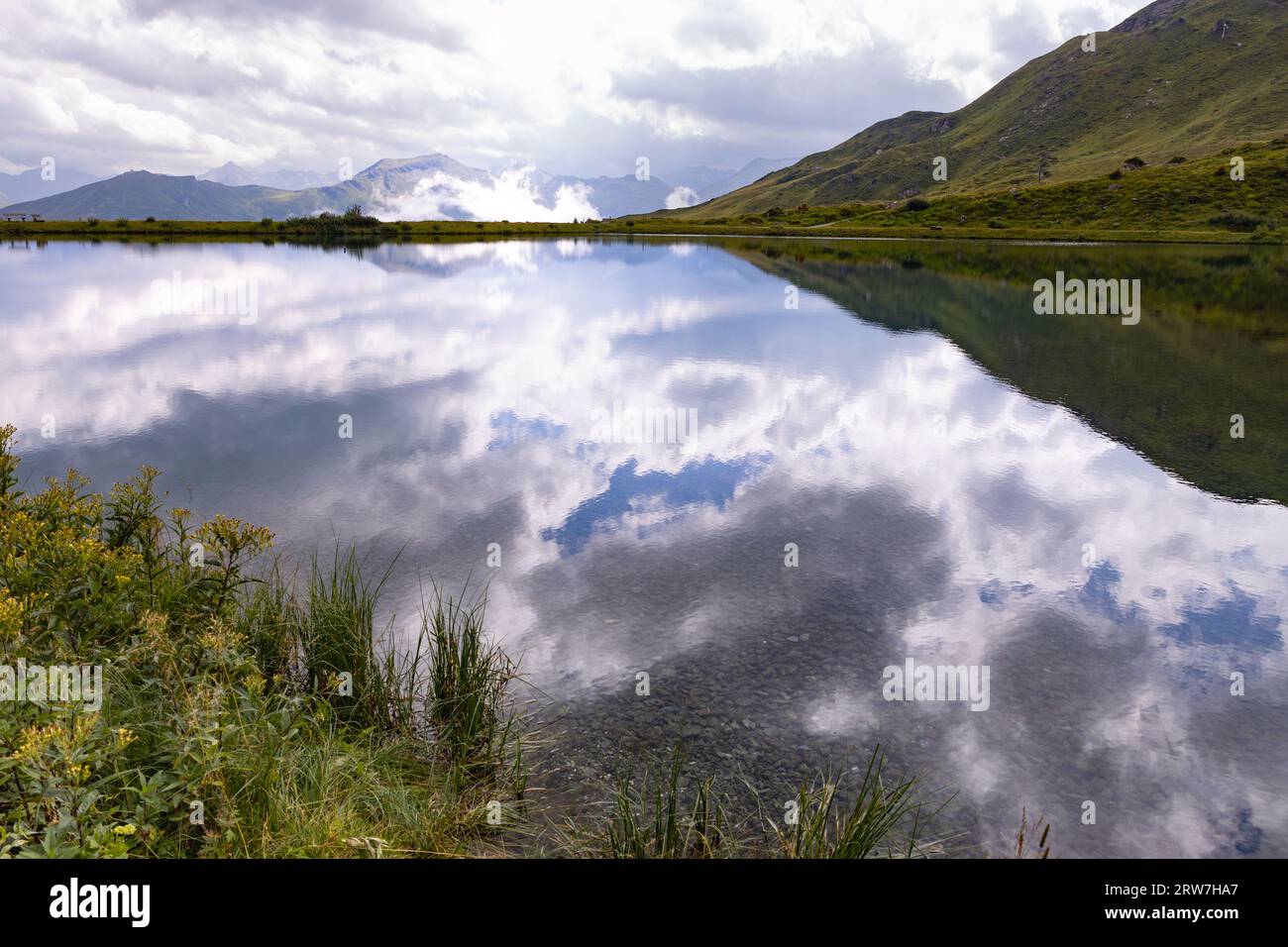 Lago alpino di montagna nella valle Gasteinertal austriaca, l'avvicinarsi dell'autunno in montagna, bel riflesso Foto Stock