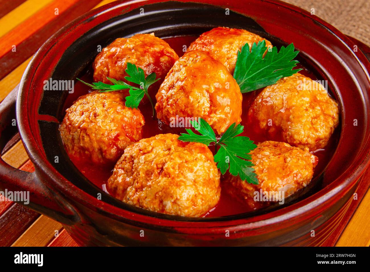 Primi piani di polpette alla siciliana in salsa di pomodoro Foto Stock