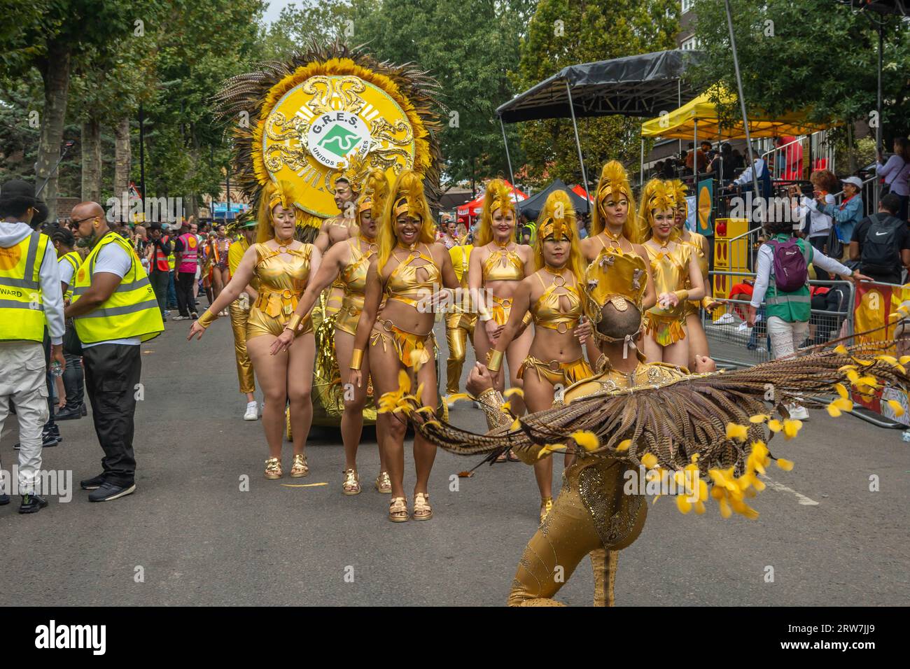 NOTTING HILL, LONDRA, INGHILTERRA - 28 agosto 2023: Artisti che indossano costumi al Carnevale di Notting Hill 2023 Foto Stock