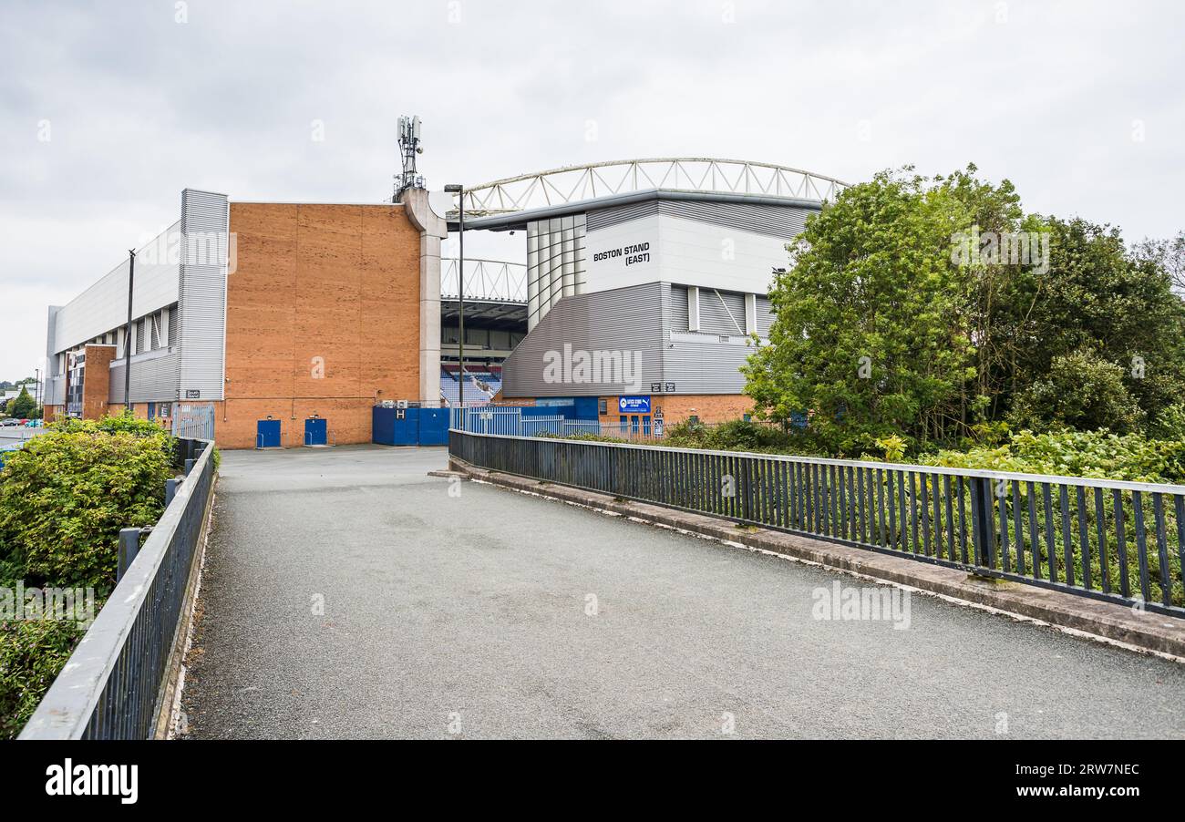 Un ponte visto che attraversa il fiume Douglas verso il DW Stadium di Wigan, raffigurato nel settembre 2023. Foto Stock