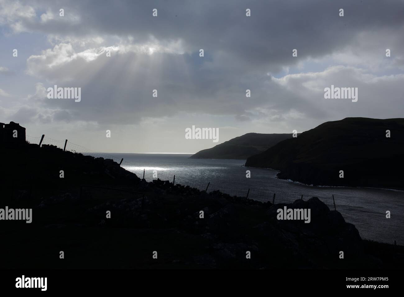 Testa Torr in silhouette. Costa dell'Irlanda nord-occidentale Foto Stock