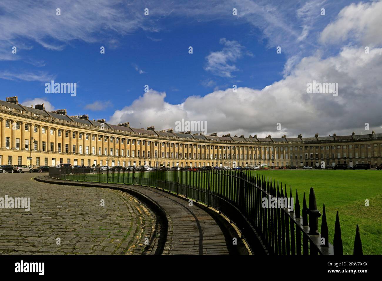 Royal Crescent, città di Bath, Inghilterra. Cielo blu e nuvole soffici. Settembre 2023 Foto Stock