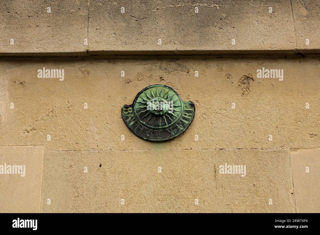 Targa assicurativa Sun Fire in bronzo su una casa a Bath. La casa era assicurata contro gli incendi. Foto Stock