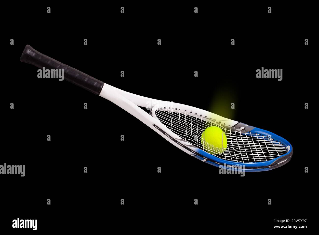 Racchetta da tennis rotta con palla da tennis che attraversa le corde su sfondo nero Foto Stock
