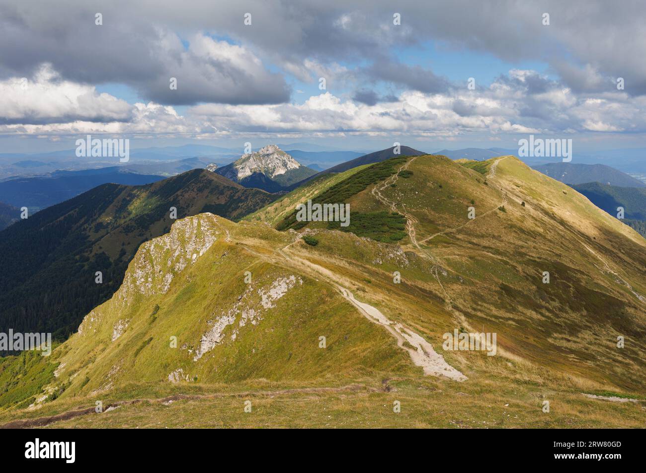 Vista da Chleb, Mala Fatra, Slovacchia. Montagne in autunno e autunno. Rocky Velky Rozsutec sullo sfondo. Giornata di sole con le nuvole. Vivido e colo Foto Stock