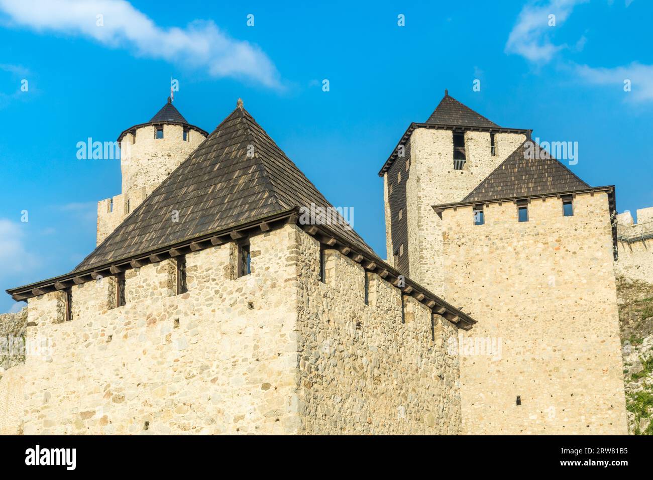Quattro torri della fortezza di Golubac e bastioni, in fila, Serbia Foto Stock