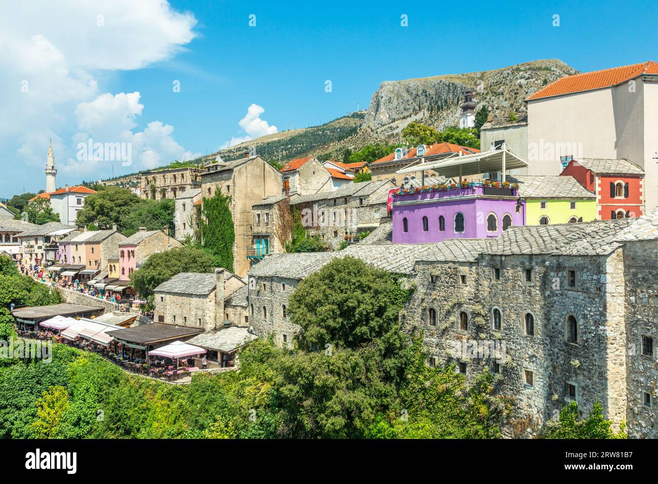 Centro storico di Mostar con case medievali in pietra sulla collina, Bosnia Foto Stock