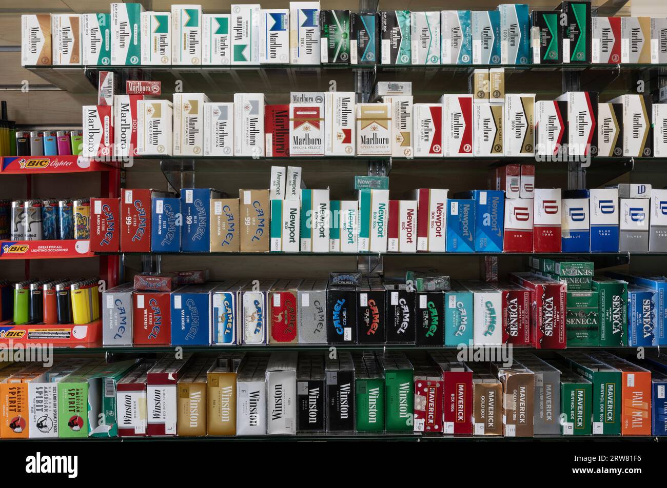 Lafayette - 15 settembre 2023: Esposizione di sigarette in una fumettiera. La FDA sta sviluppando standard per vietare i sapori come caratteristica del sigaretto Foto Stock