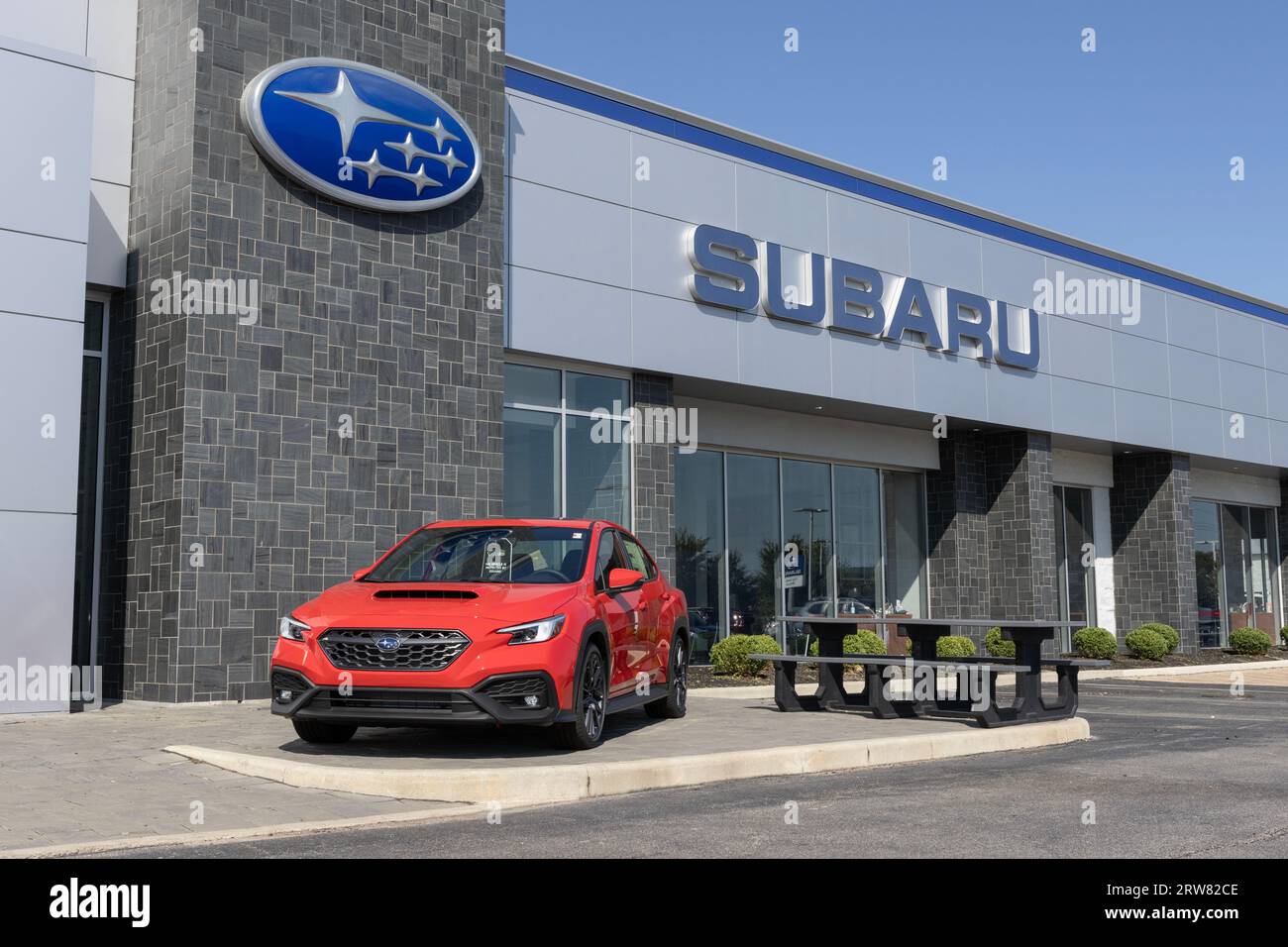 Lafayette - 15 settembre 2023: Esposizione Subaru WRX presso una concessionaria. Subaru offre la WRX nei modelli base, Premium, Limited e GT. Foto Stock