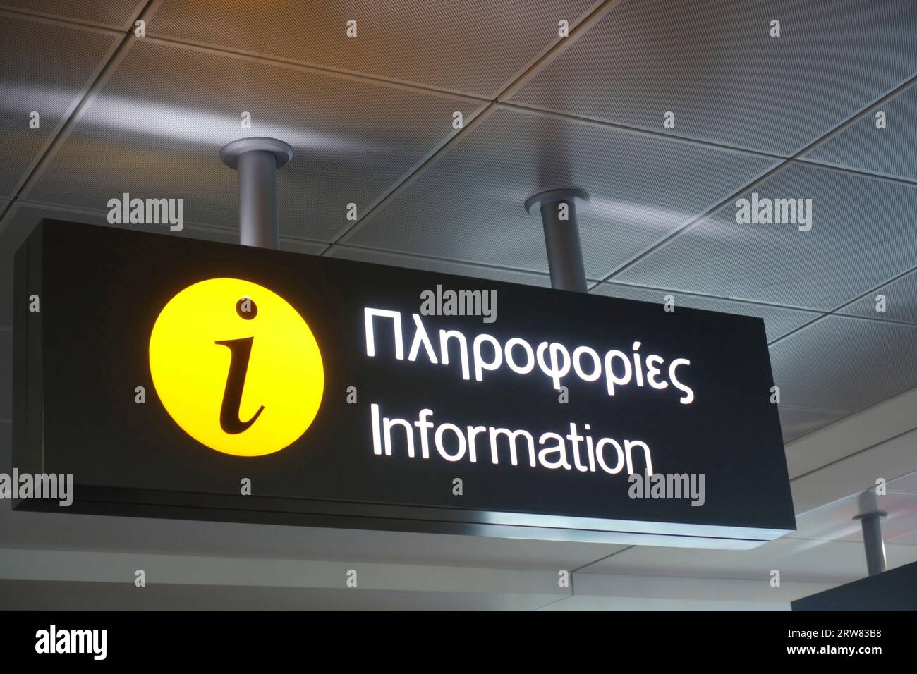 Un cartello con le informazioni dell'aeroporto in greco e inglese. Foto Stock