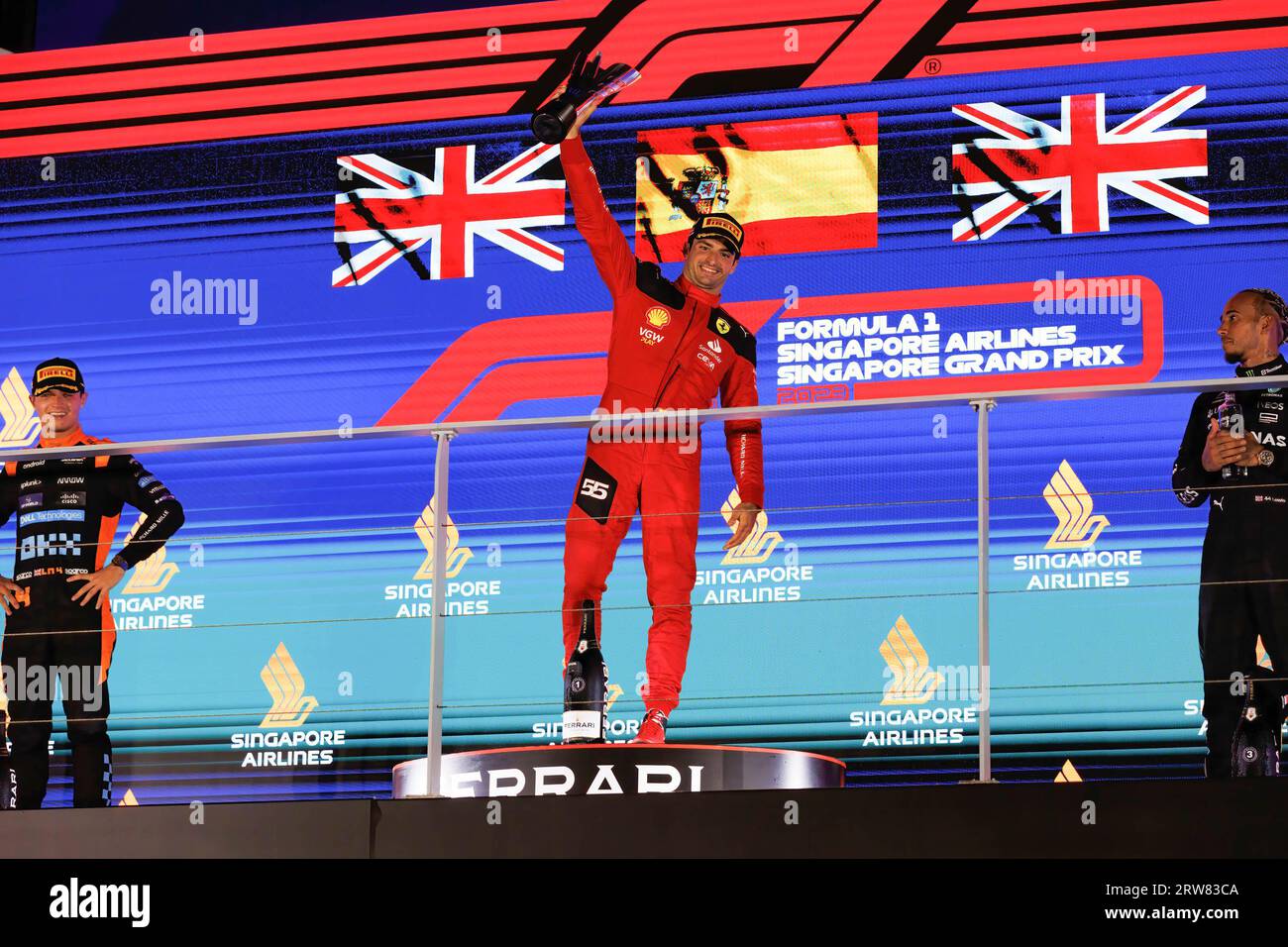 Singapore, Singapore. 17 settembre 2023. Carlos Sainz, spagnolo, celebra il podio dopo aver vinto il Gran Premio di F1 di Singapore sul circuito di Marina Bay Street. Credito: SOPA Images Limited/Alamy Live News Foto Stock