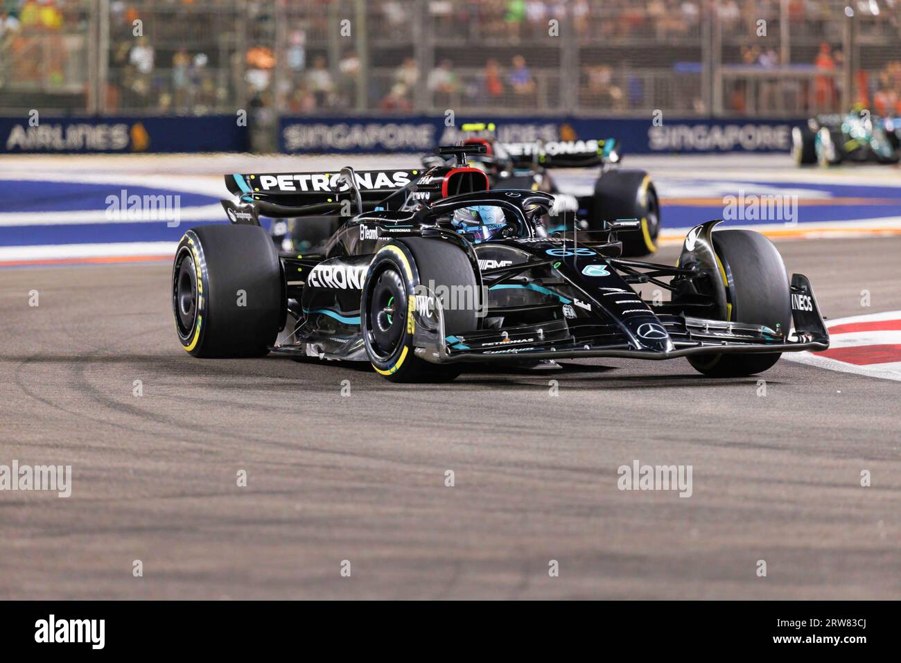 Singapore, Singapore. 17 settembre 2023. George Russell, Gran Bretagna, guida il (63) Mercedes AMG Petronas F1 Team W13 durante il Gran Premio di F1 di Singapore sul circuito di Marina Bay Street. Credito: SOPA Images Limited/Alamy Live News Foto Stock