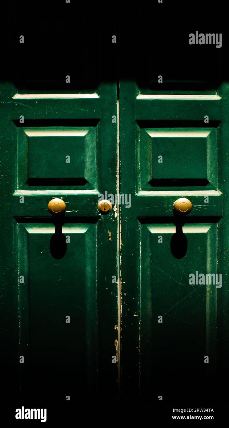 Vecchia porta verde in legno situata nelle strade di Lecce, Italia meridionale Foto Stock