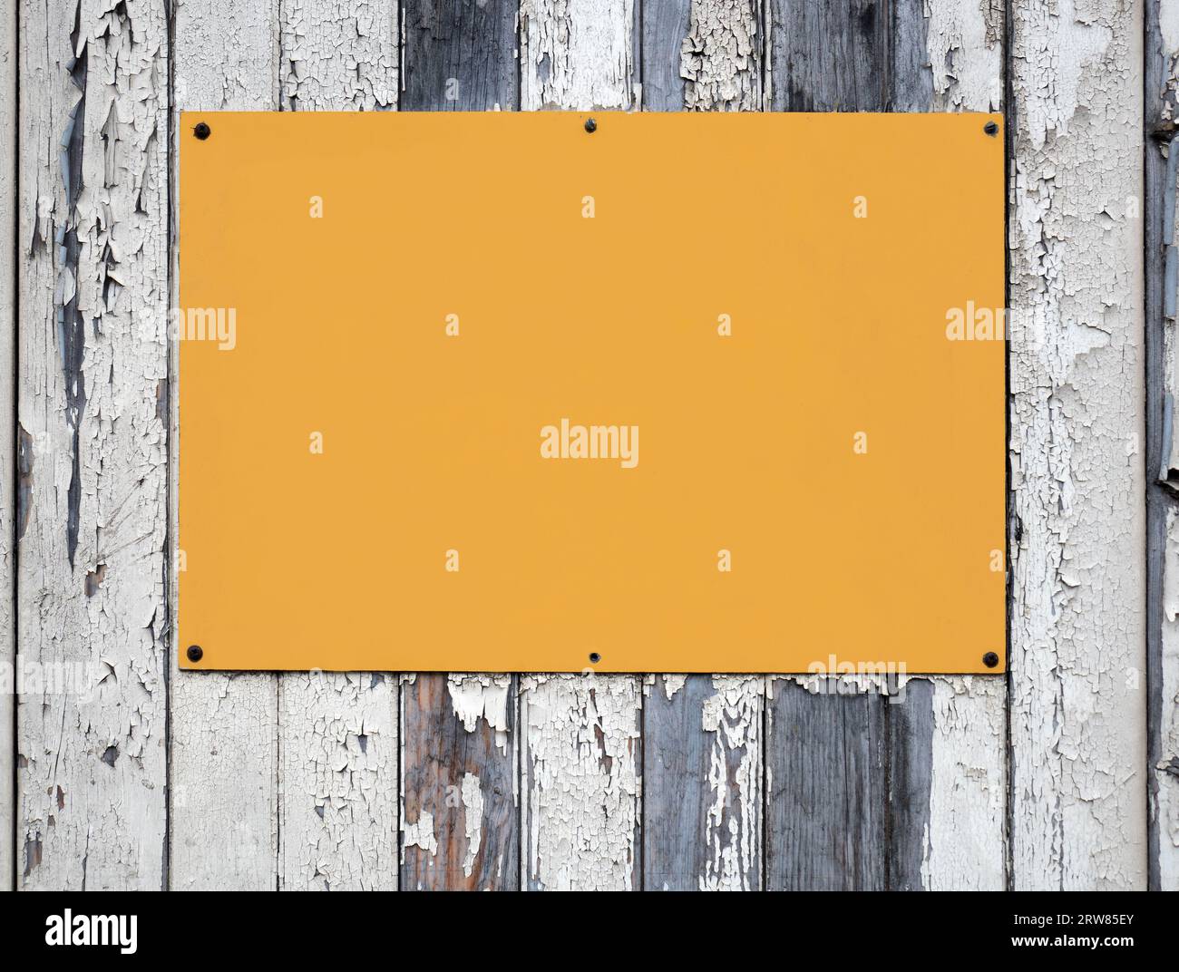 Cartello giallo vuoto su una recinzione di legno. Foto Stock