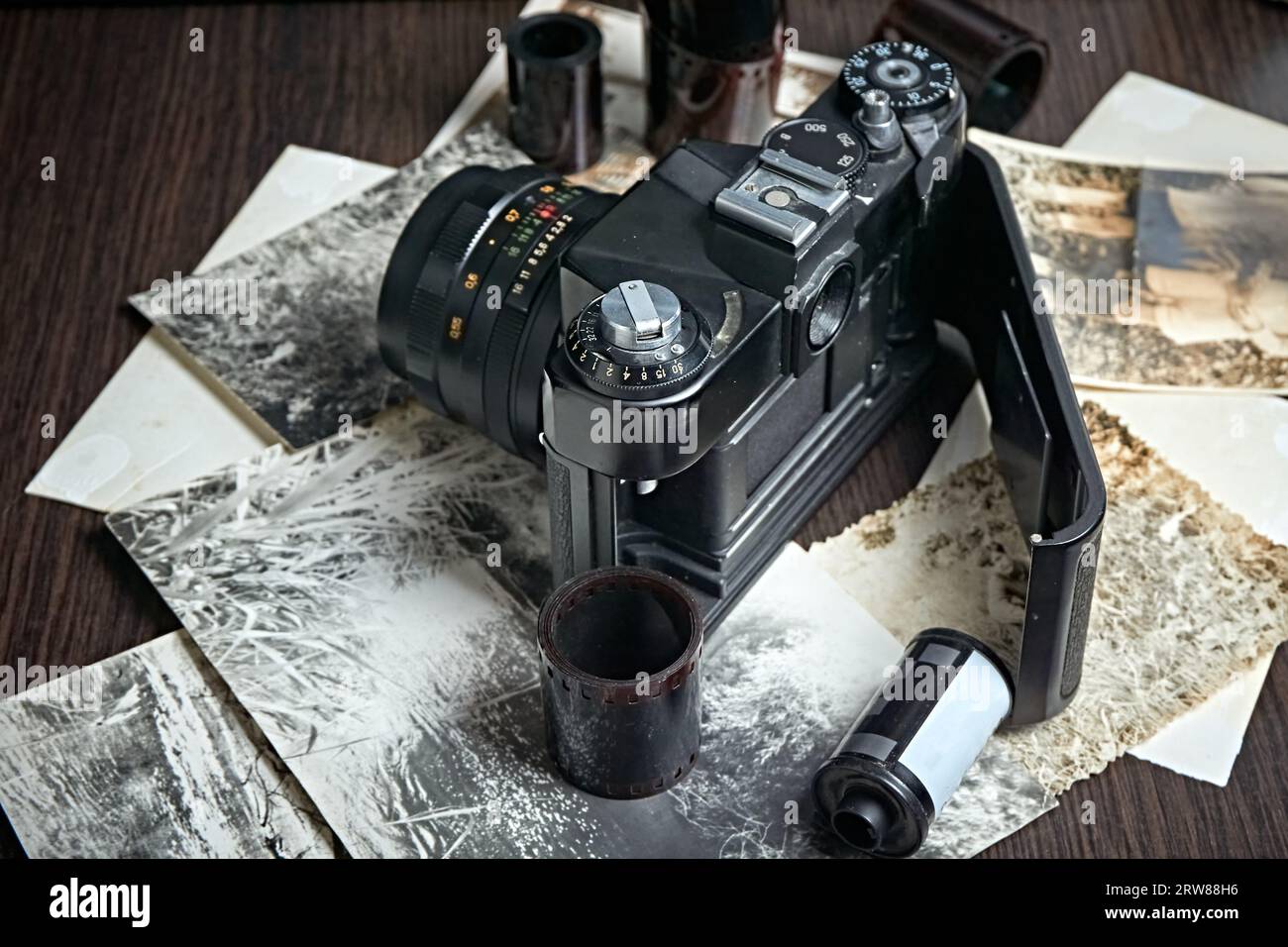 Vecchia fotocamera nera vintage con copertina posteriore aperta, vista ravvicinata, rullini di pellicola, vecchie foto, messa a fuoco mobile, pellicola a grana fine, immagine in bianco e nero Foto Stock