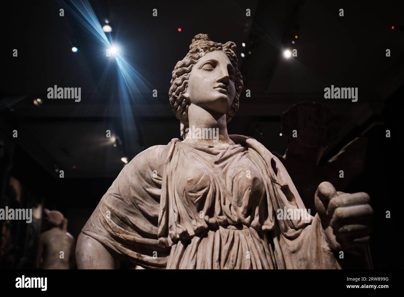 Istanbul, Turchia - 16 settembre 2023: Statua in marmo di Artemide nei musei archeologici di Istanbul. Risale al II secolo d.C. e si trova a Cirene, Bengasi Foto Stock