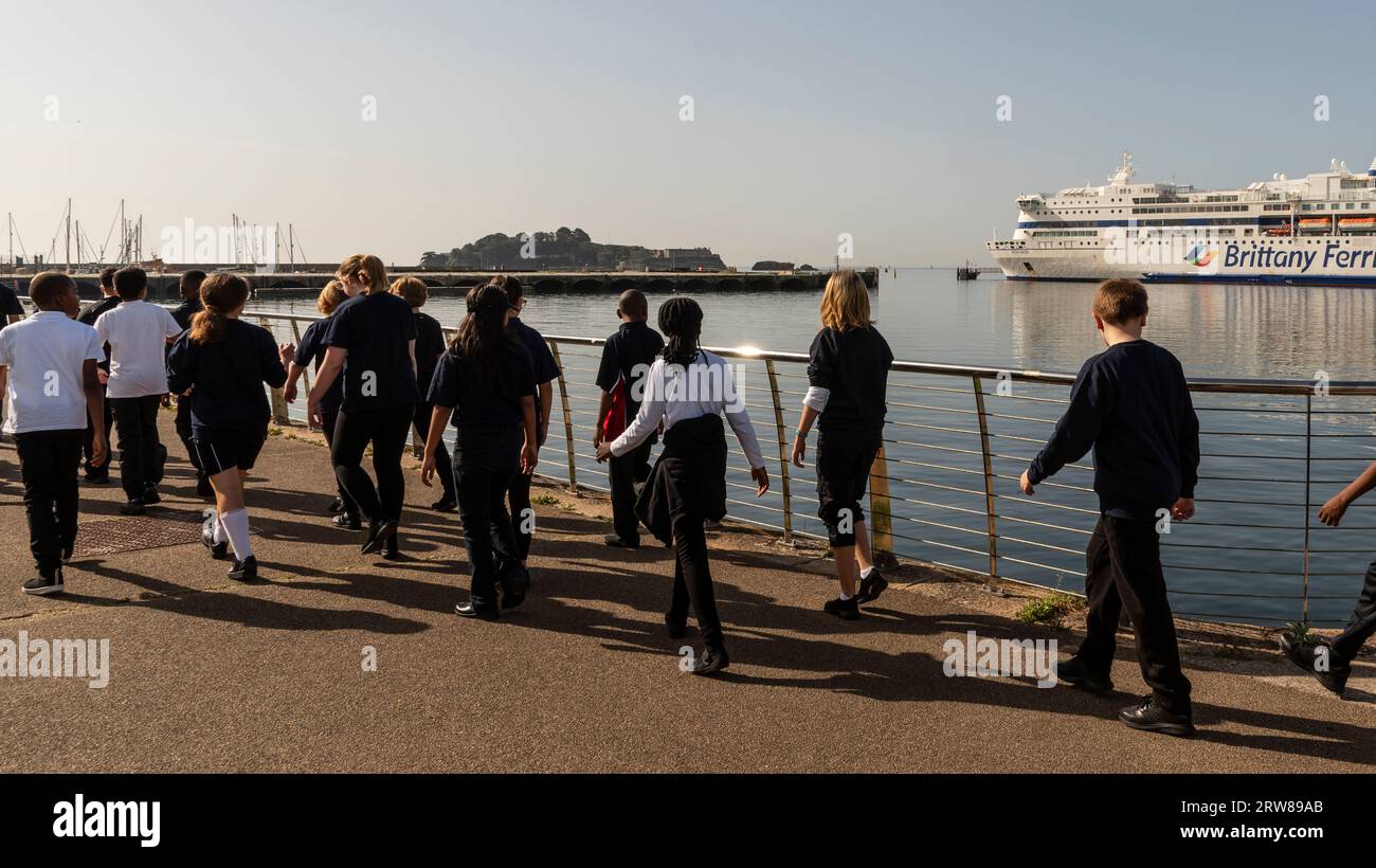 Plymouth, Devon, Inghilterra, Regno Unito. 6 settembre 2023. Scolari in un tour educativo a Millbay Docks, dove attraccano i traghetti attraverso il canale. Foto Stock