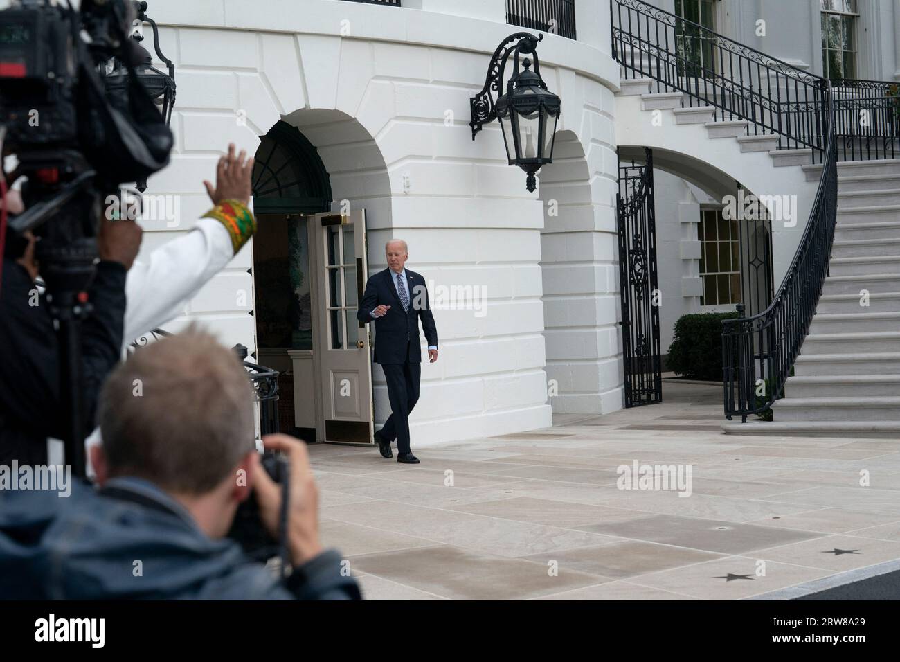 Washington, Stati Uniti. 17 settembre 2023. Il presidente degli Stati Uniti Joe Biden lascia la Casa Bianca a Washington, DC si dirige a New York per partecipare all'Assemblea generale delle Nazioni Unite, il 17 settembre 2023. Credito: Chris Kleponis/Pool/ABACAPRESS.COM credito: Abaca Press/Alamy Live News Foto Stock