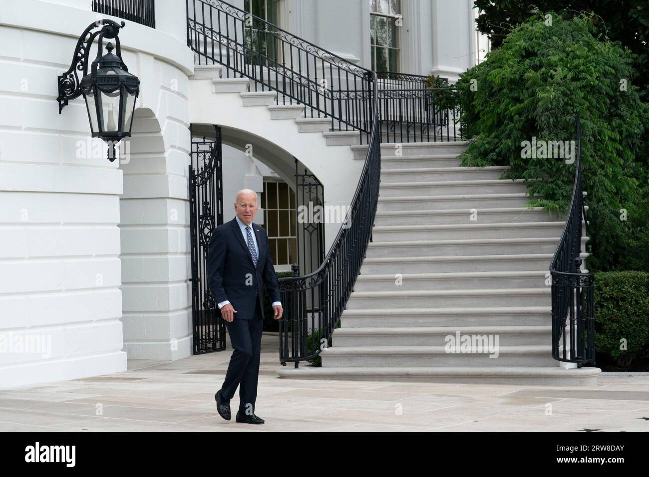 Washington, Stati Uniti. 17 settembre 2023. Il presidente degli Stati Uniti Joe Biden lascia la Casa Bianca a Washington, DC si dirige a New York per partecipare all'Assemblea generale delle Nazioni Unite domenica 17 settembre 2023. Foto di Chris Kleponis/UPI Credit: UPI/Alamy Live News Foto Stock
