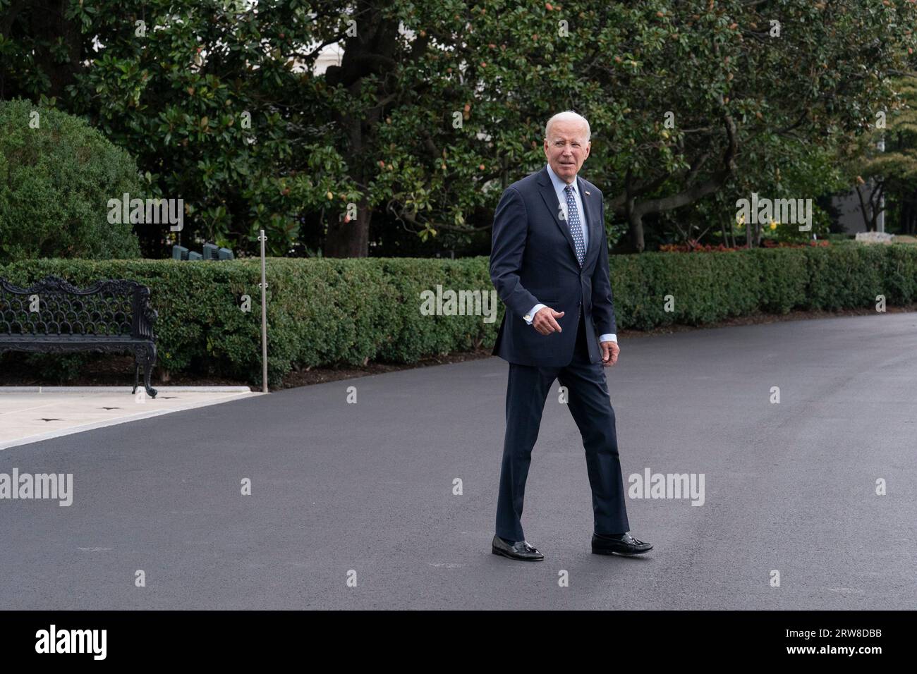 Washington, Stati Uniti. 17 settembre 2023. Il presidente degli Stati Uniti Joe Biden lascia la Casa Bianca a Washington, DC si dirige a New York per partecipare all'Assemblea generale delle Nazioni Unite domenica 17 settembre 2023. Foto di Chris Kleponis/UPI Credit: UPI/Alamy Live News Foto Stock