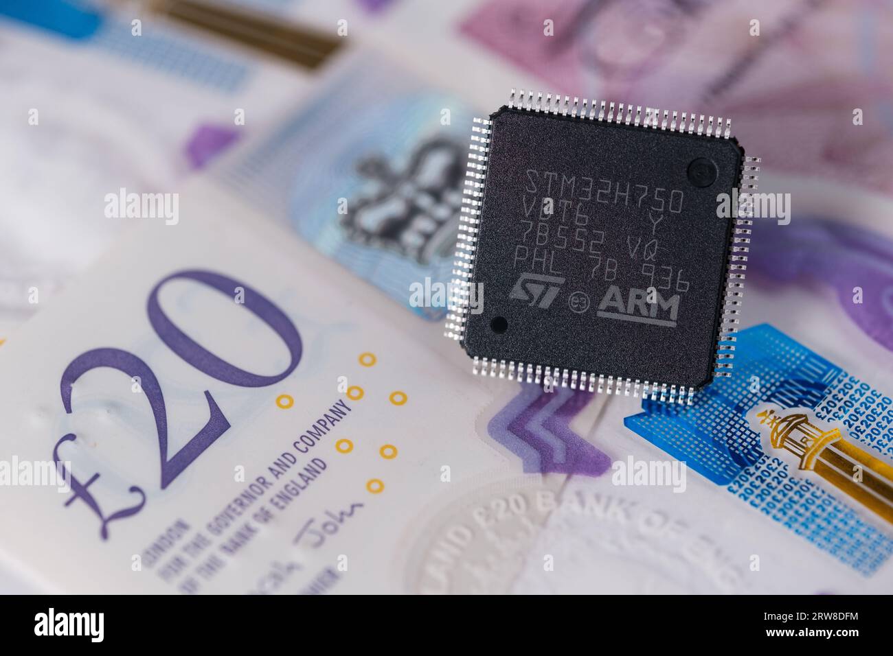 Chip ARM ST32 posizionato su banconota da 20 libbre. Concetto. Messa a fuoco selettiva. Londra, Regno Unito, 17 settembre 2023 Foto Stock