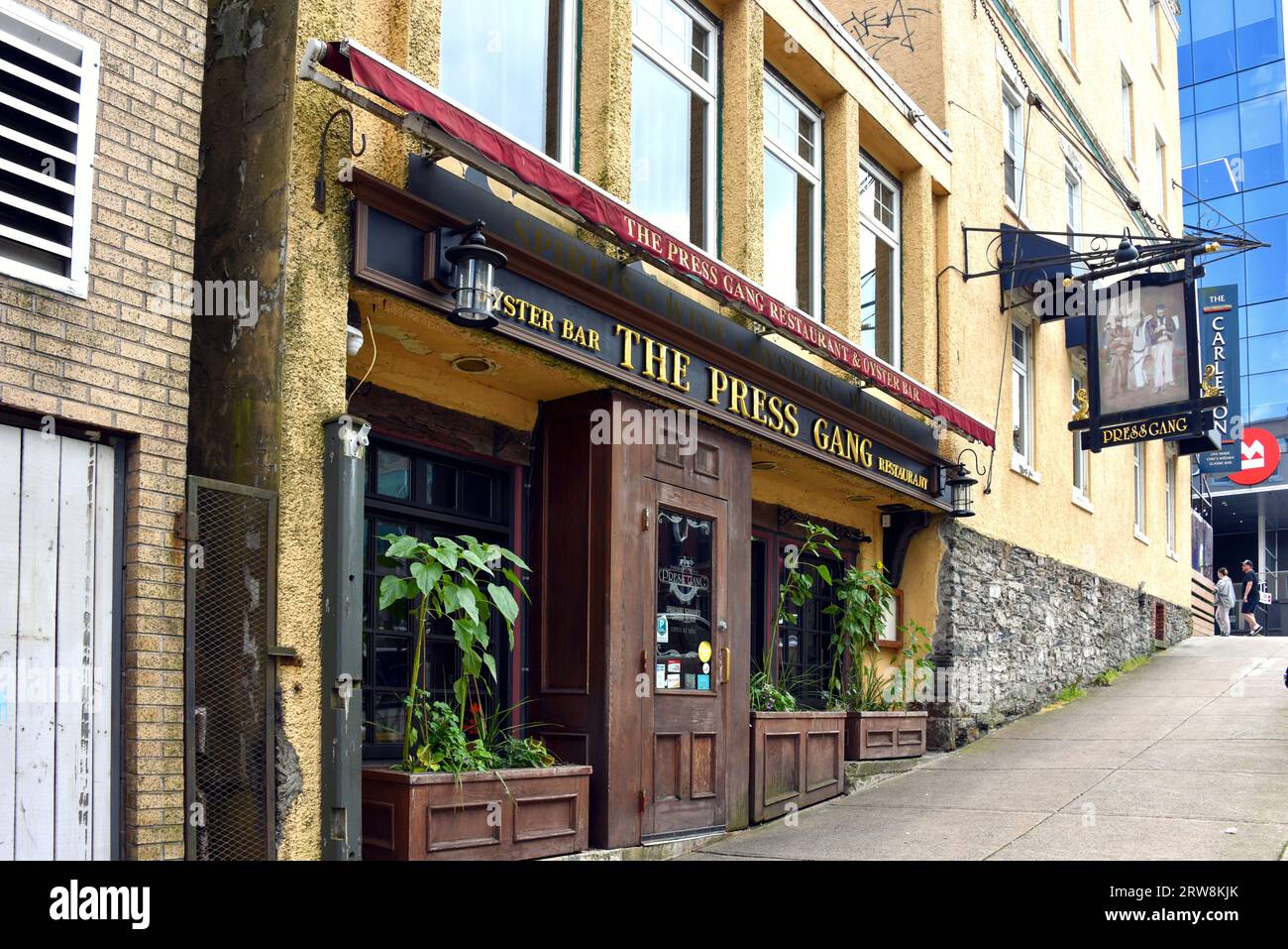 Halifax, Canada - 2 agosto 2023: L'edificio del Press Gang Restaurant and Oyster Bar è una delle più antiche strutture storiche in pietra della città, risalente al passato Foto Stock