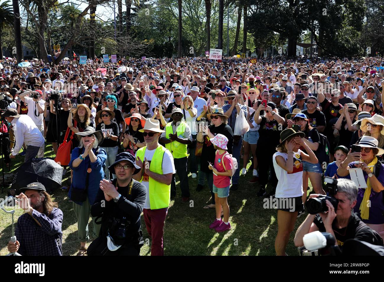 Sydney, AUSTRALIA, 17 settembre 2023. Cammina per sì. Grande folla a Redfern Park a sostegno di una voce indigena al Parlamento mentre il referendum si avvicina. Crediti: Pete Dovgan/Speed Media/Alamy Live News Foto Stock