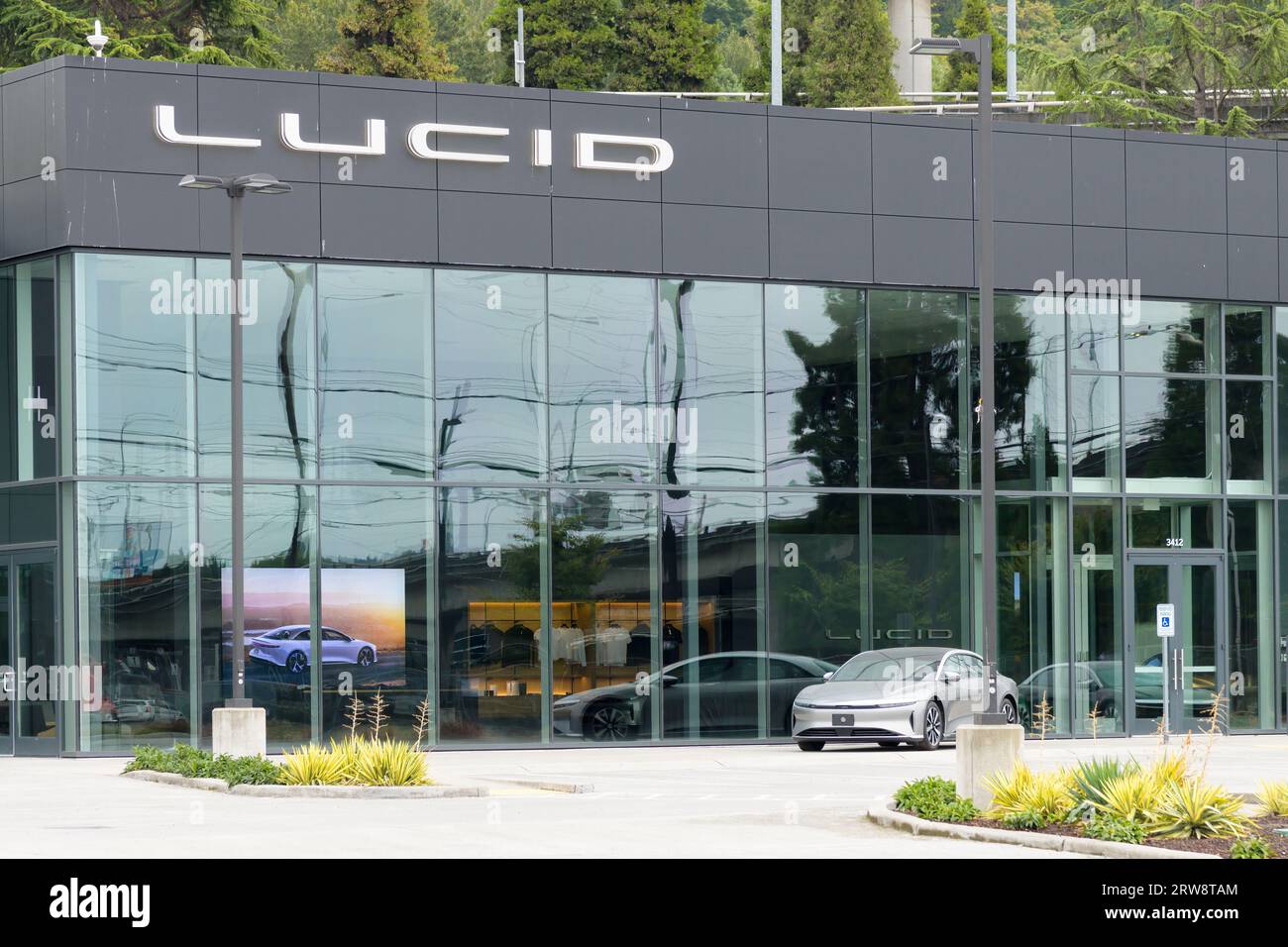 Seattle - 17 settembre 2023; Centro servizi auto elettriche Lucid a Seattle con nome e veicolo Foto Stock