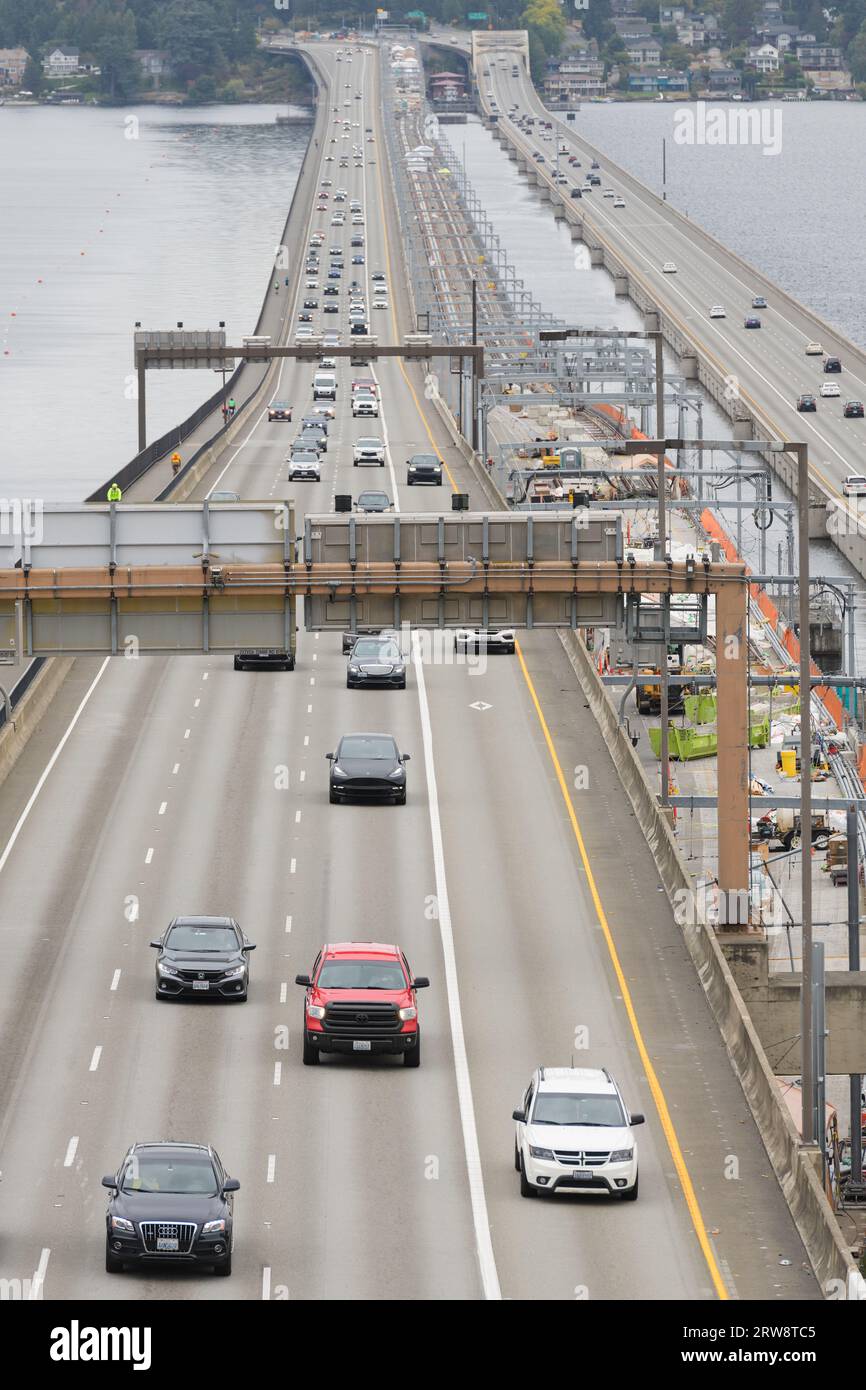 Seattle - 17 settembre 2023; traffico in direzione ovest sull'Interstate 90 sul ponte galleggiante del lago Washington Foto Stock