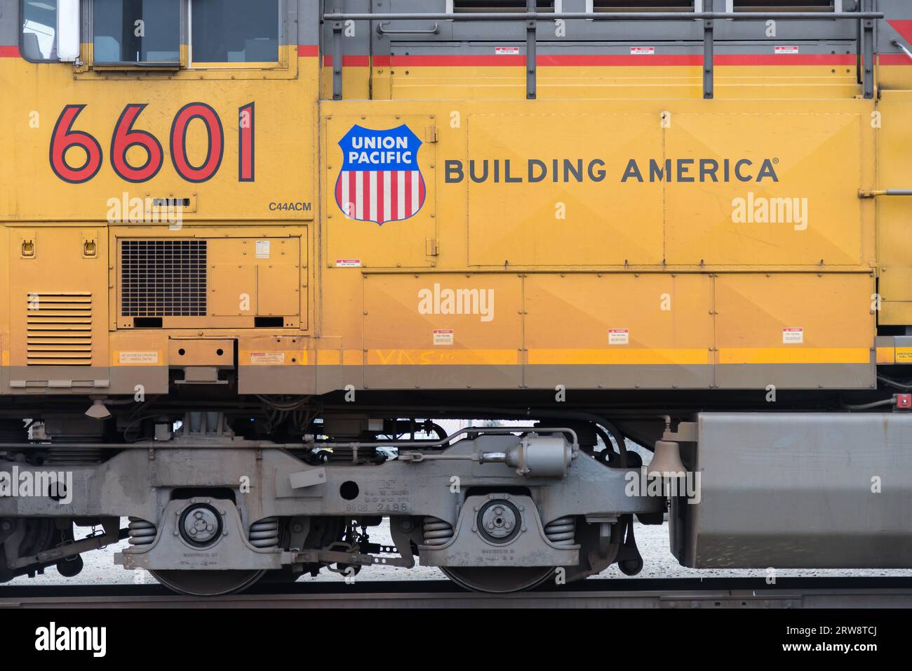Seattle - 17 settembre 2023; locomotiva diesel gialla Union Pacific con nome Nunber e logo Foto Stock