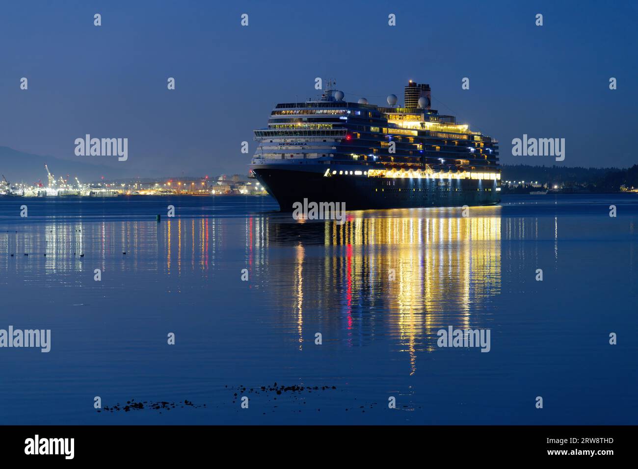 Seattle - 9 settembre 2023; nave da crociera Holland America Line Eurodam con arrivo di mattina presto a Seattle Foto Stock