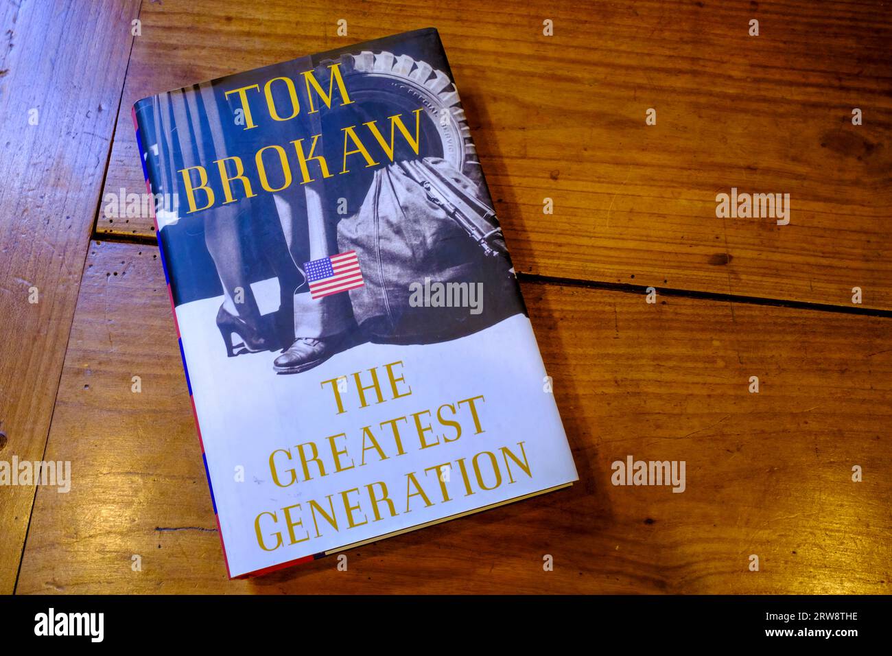 NEW ORLEANS, LOS ANGELES, USA - 28 APRILE 2023: Copertina del libro "The Greatest Generation" del giornalista Tom Brokaw Foto Stock