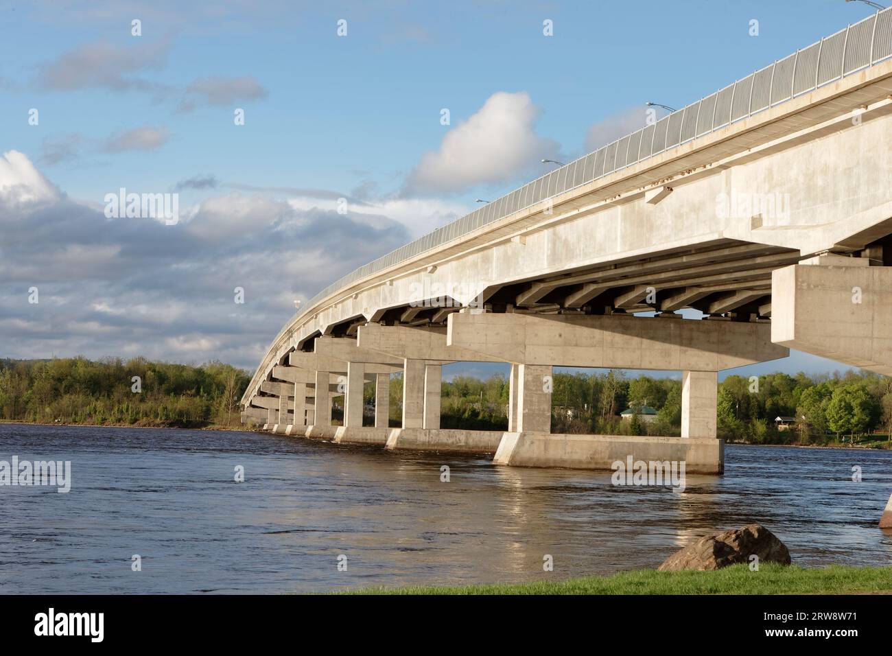 Ponte Long Sault che collega Hawkesbury Ontario a Grenville, Quebec, Canada Foto Stock