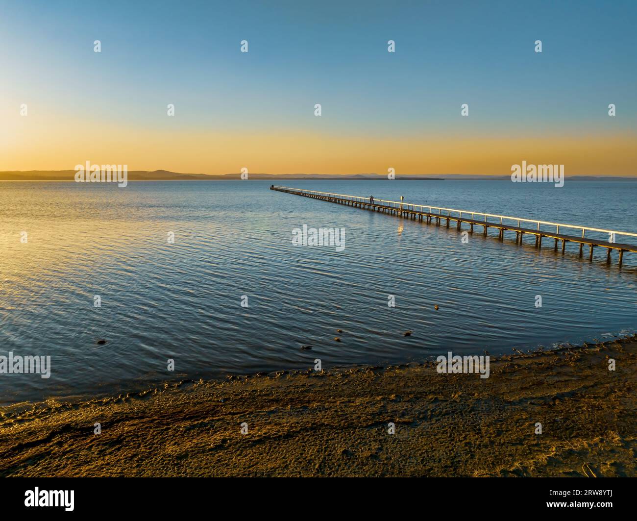 Tramonto sul lago Tuggerah a Long Jetty, Central Coast, NSW, Australia Foto Stock