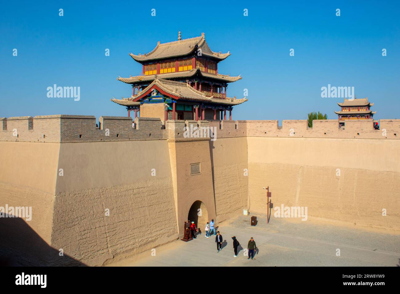 Le mura e le case della Grande Muraglia del passo di Jiayuguan in Cina sono rimaste maestose per più di 2,000 anni nella città di Jiayuguan, nella provincia di Gansu, nel Chi Foto Stock