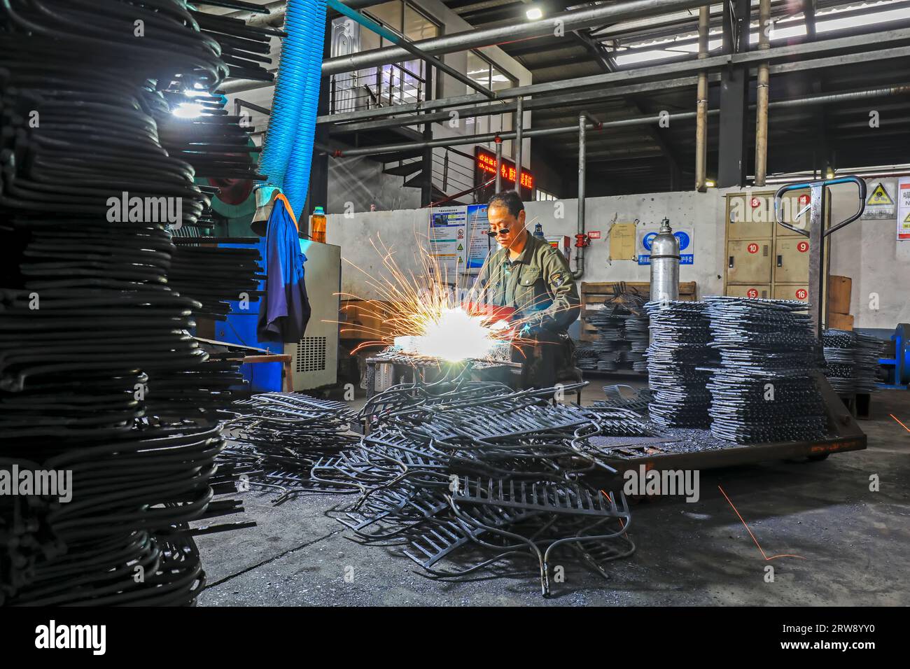 CONTEA DI LUANNAN, Cina - 24 settembre 2021: I lavoratori lavorano intensamente su una linea di produzione di forgiatura in uno stabilimento di produzione di utensili hardware nel nord della Cina Foto Stock