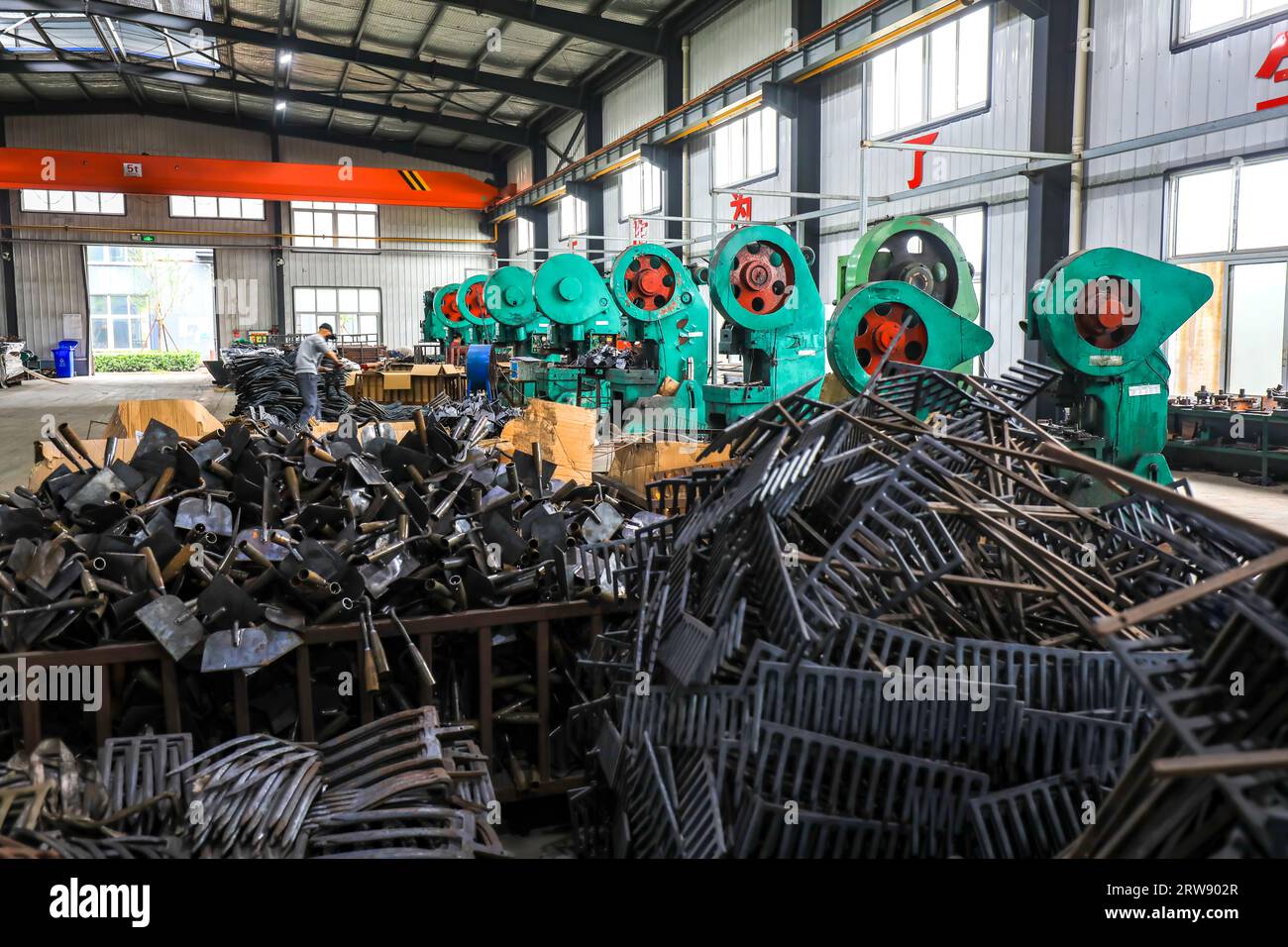 CONTEA DI LUANNAN, Cina - 24 settembre 2021: I lavoratori lavorano intensamente su una linea di produzione di forgiatura in uno stabilimento di produzione di utensili hardware nel nord della Cina Foto Stock