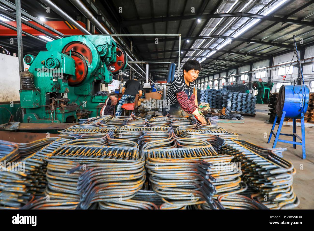 CONTEA DI LUANNAN, Cina - 24 settembre 2021: I lavoratori lavorano intensamente su una linea di produzione di forgiatura in uno stabilimento di produzione di utensili hardware nel nord della Cina Foto Stock