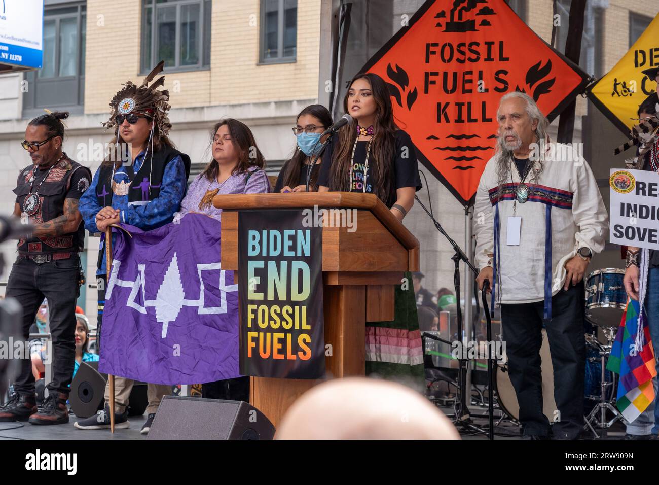 New York, Stati Uniti. 17 settembre 2023. NEW York, NEW YORK - 17 SETTEMBRE: Gli indigeni intervengono a una manifestazione alla fine della protesta "March to End Fossil Fuels” chiedendo al presidente Biden di "porre fine ai combustibili fossili” il 17 settembre 2023 a New York. La manifestazione e la protesta arrivano giorni prima che il vertice delle Nazioni Unite sull'ambizione climatica porti i leader mondiali a New York per l'Assemblea generale delle Nazioni Unite. Crediti: Ron Adar/Alamy Live News Foto Stock