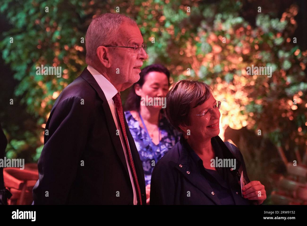 Il presidente austriaco Alexander Van der Bellen visita il padiglione degli obiettivi di sviluppo sostenibile presso la sede delle Nazioni Unite a New York il 17 settembre 2023 Foto Stock