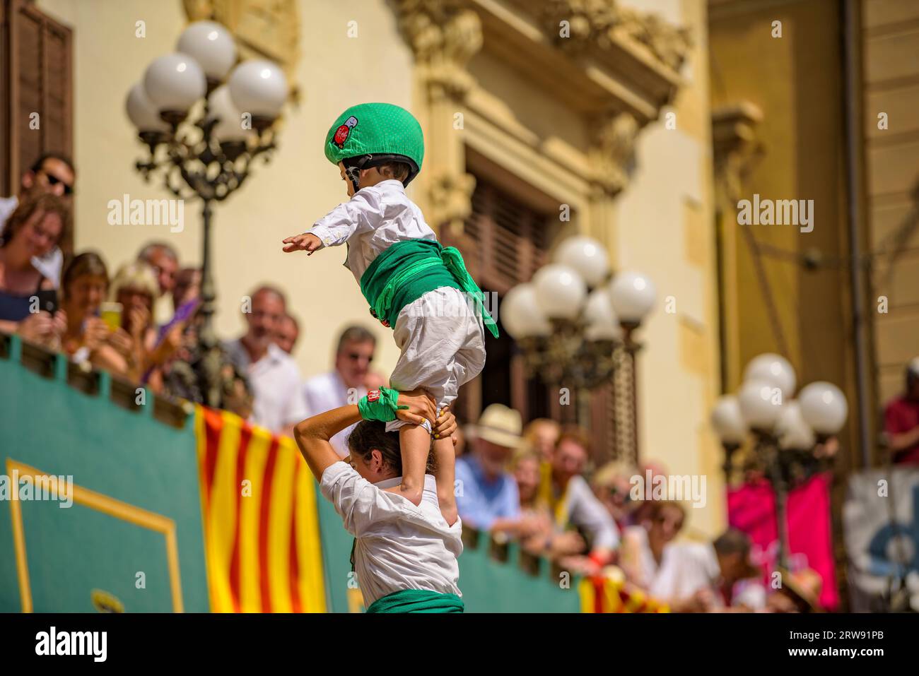 Castells (torri umane) nel giorno di Sant Fèlix del 2022. Il festival principale di Vilafranca del Penedès (Barcellona, Catalogna, Spagna) Foto Stock