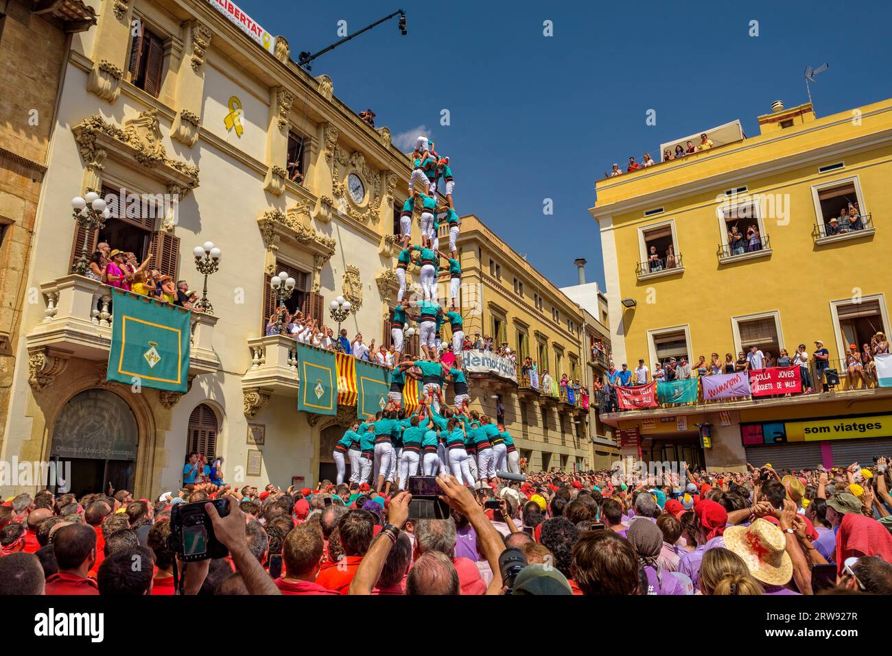 Castells (torri umane) nel giorno di Sant Fèlix del 2022. Il festival principale di Vilafranca del Penedès (Barcellona, Catalogna, Spagna) Foto Stock