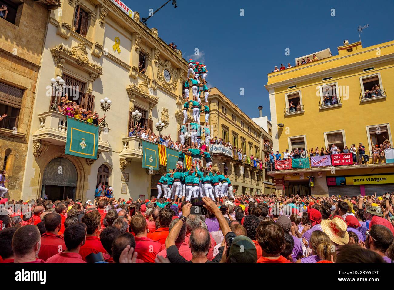 Castells (torri umane) nel giorno di Sant Fèlix del 2022. Il festival principale di Vilafranca del Penedès (Barcellona, Catalogna, Spagna) Foto Stock