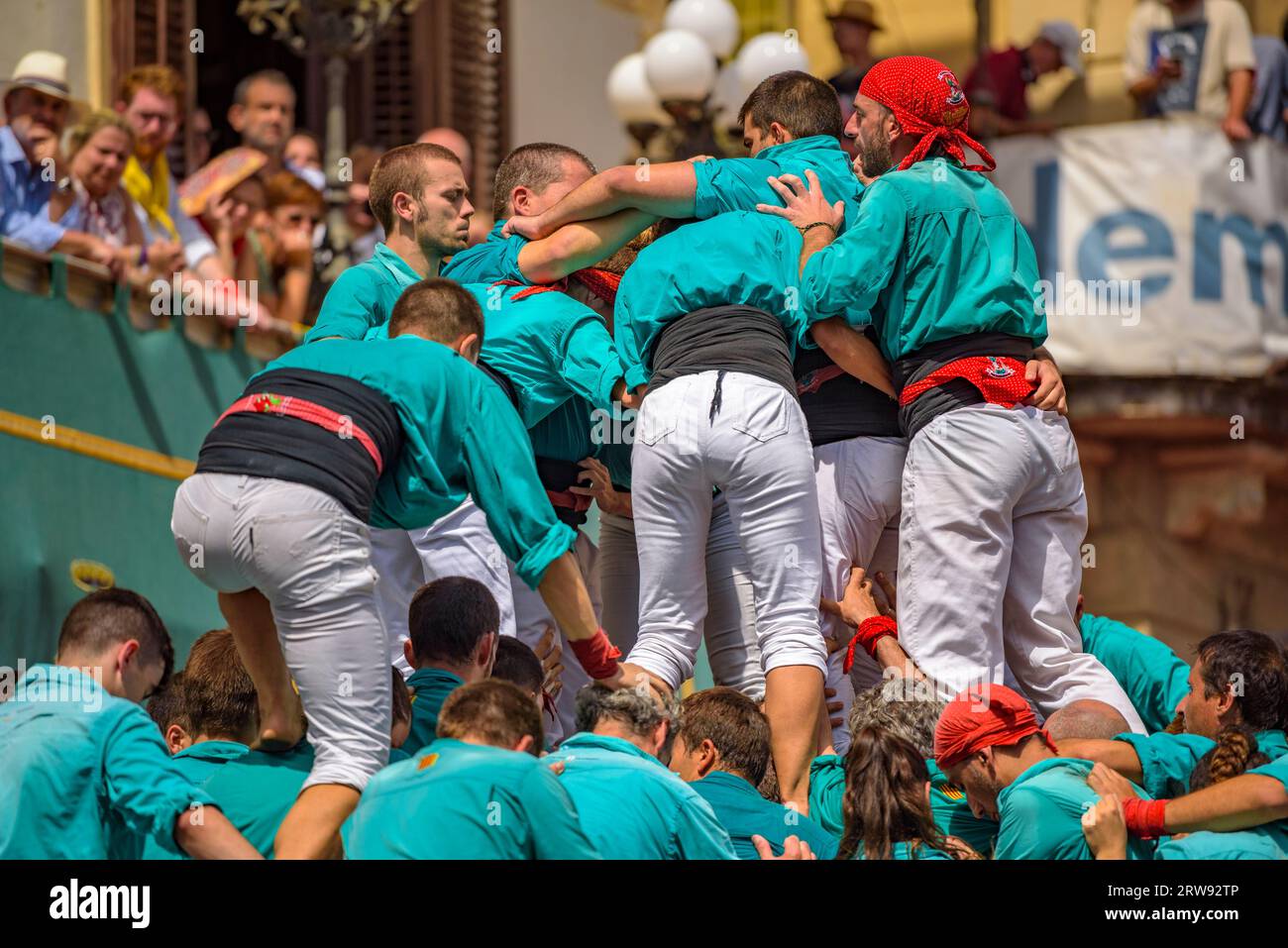 Castells (torri umane) nel giorno di Sant Fèlix del 2022. Il festival principale di Vilafranca del Penedès (Barcellona, Catalogna, Spagna) Foto Stock