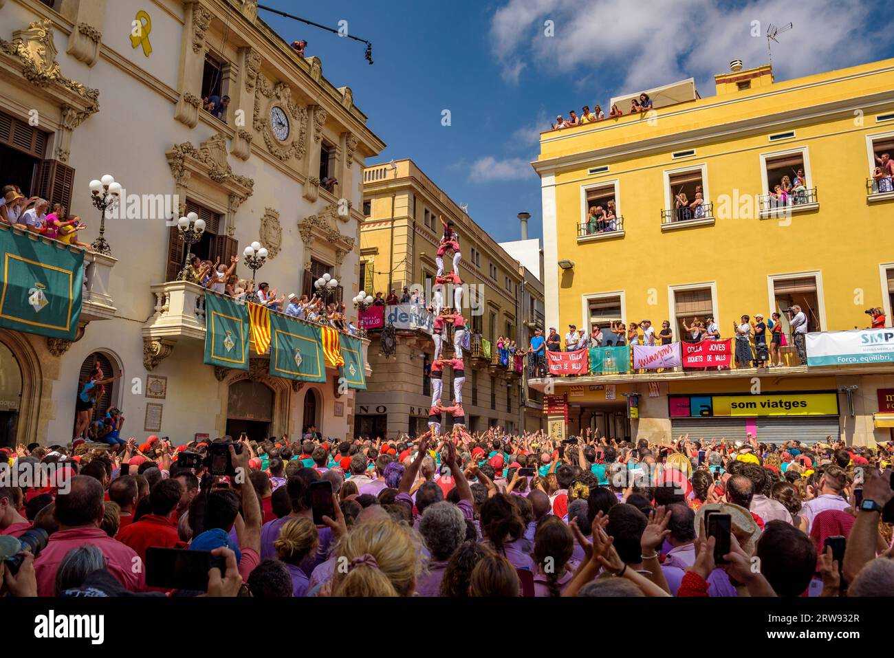 Castells (torri umane) nel giorno di Sant Fèlix del 2022. Il festival principale di Vilafranca del Penedès (Barcellona, Catalogna, Spagna) Foto Stock