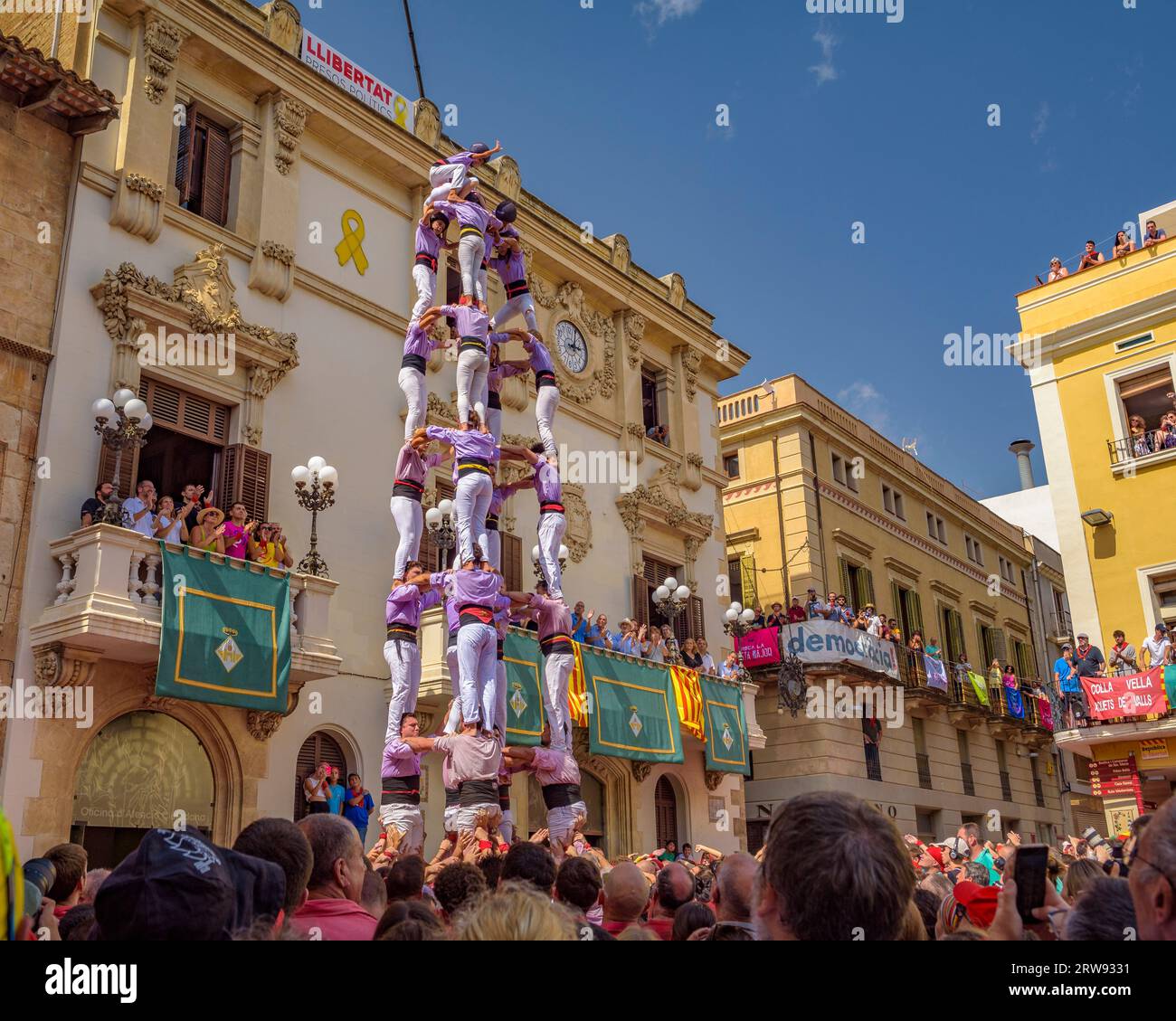 Castells (torri umane) nel giorno di Sant Fèlix del 2022. Il festival principale di Vilafranca del Penedès (Barcellona, Catalogna, Spagna) Foto Stock